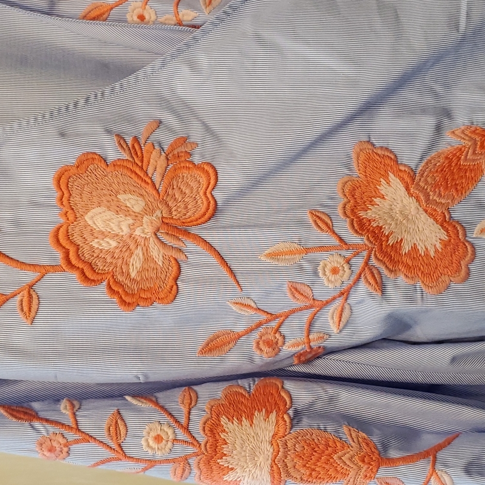 Appliqued beautiful tie shirt - Picture 2 of 5